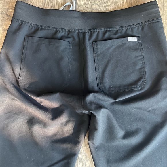 FIGS Women’s Scrub Set Black Size Medium Top Straight Leg Pant Nurse Scrubs - Picture 8 of 8